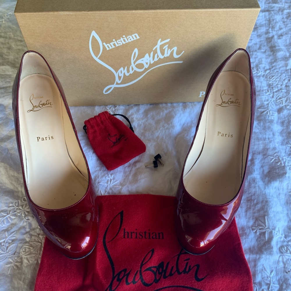 Christian Louboutin simple pumps